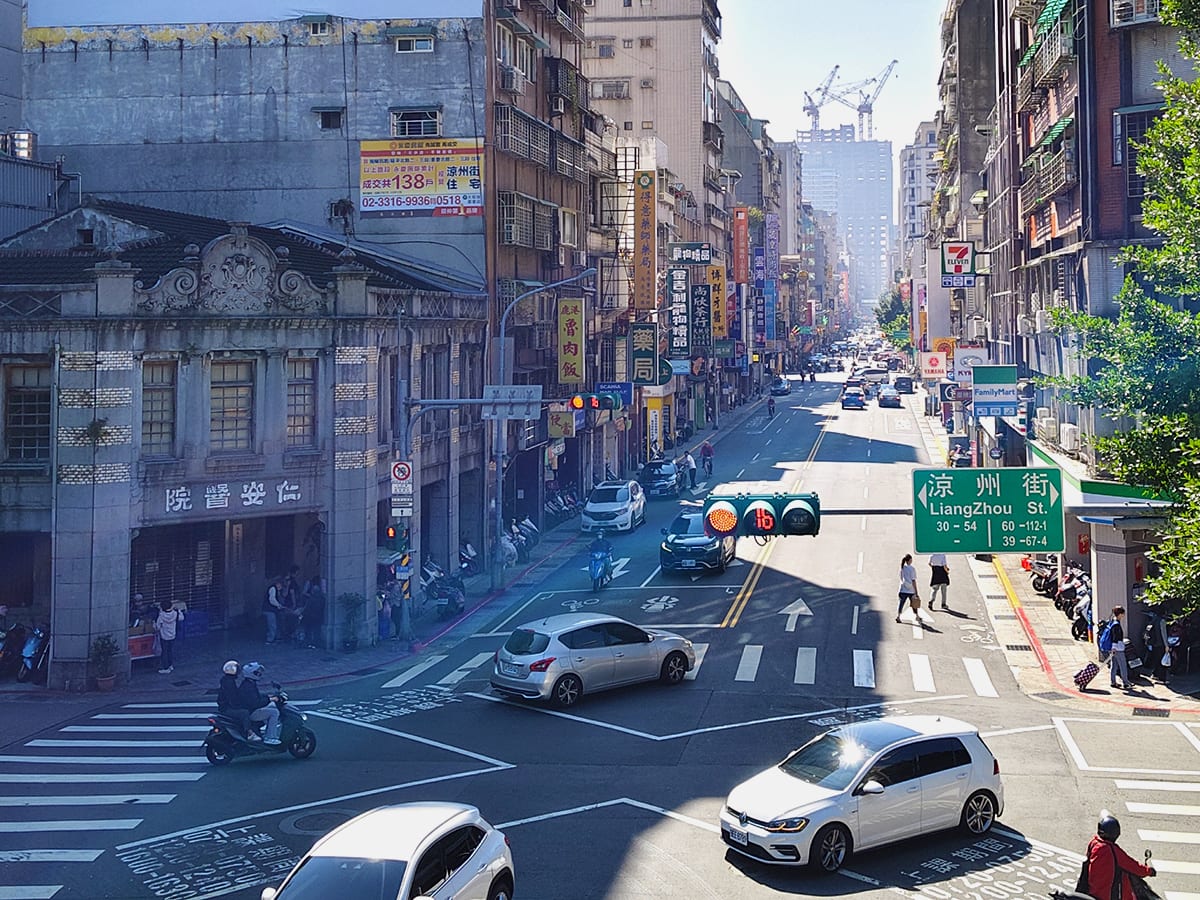 站在臺北市第一座天橋上，所看到的都市紋理。歷史建築物和遠方正在興建中的台北雙子星大樓相映成趣。（圖/張復嘉攝影）
