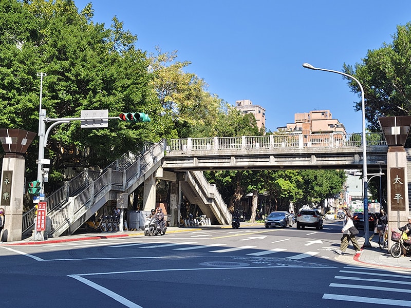 平樂人行陸橋，可以看到一邊是太平國小，一邊是永樂國小。由於靠近太平市場，橋下空間有時會作為賣菜的空間。（圖/張復嘉攝影）
