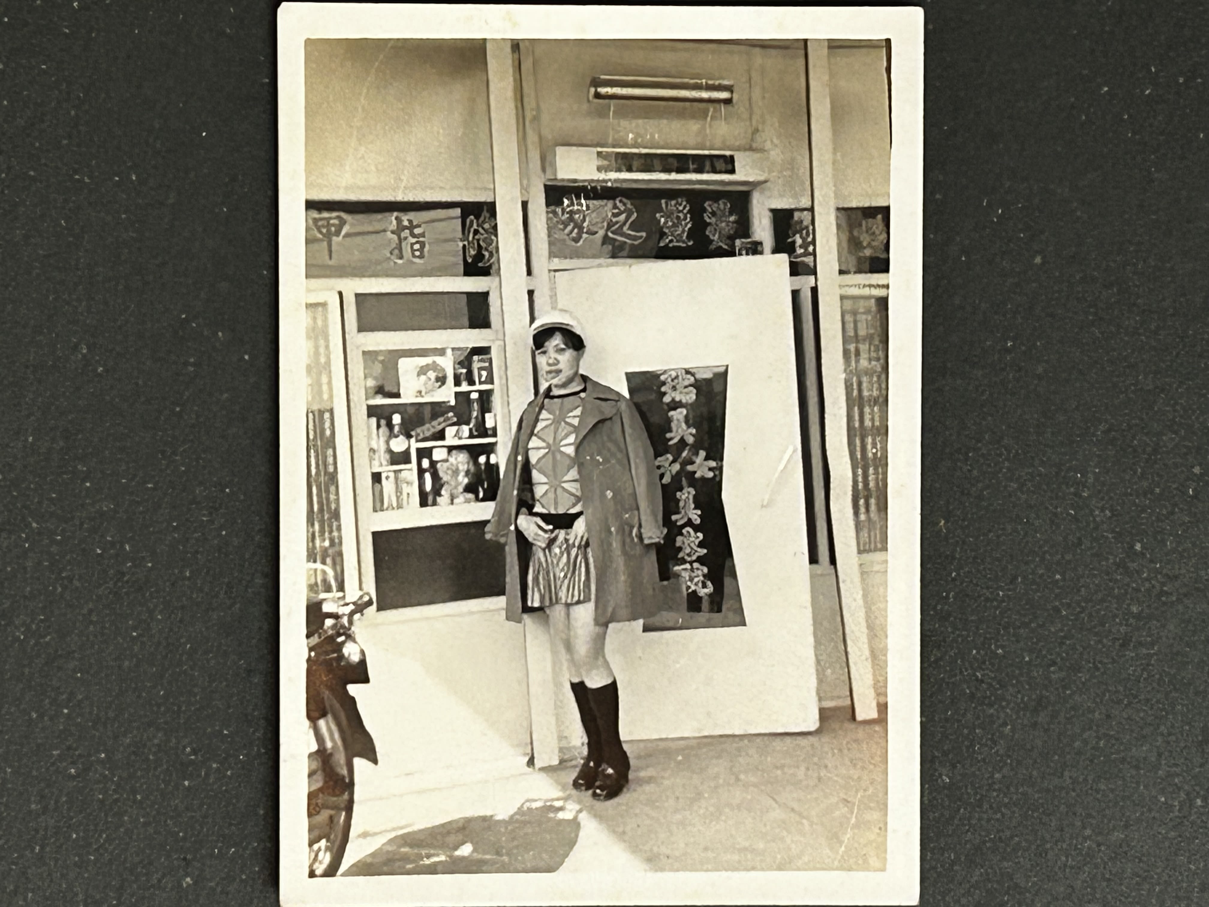 母親於1971年於自營的女子美容院留影,時尚的穿著,在時下走在時代尖端。(圖/Miya T.M.Hsieh提供)