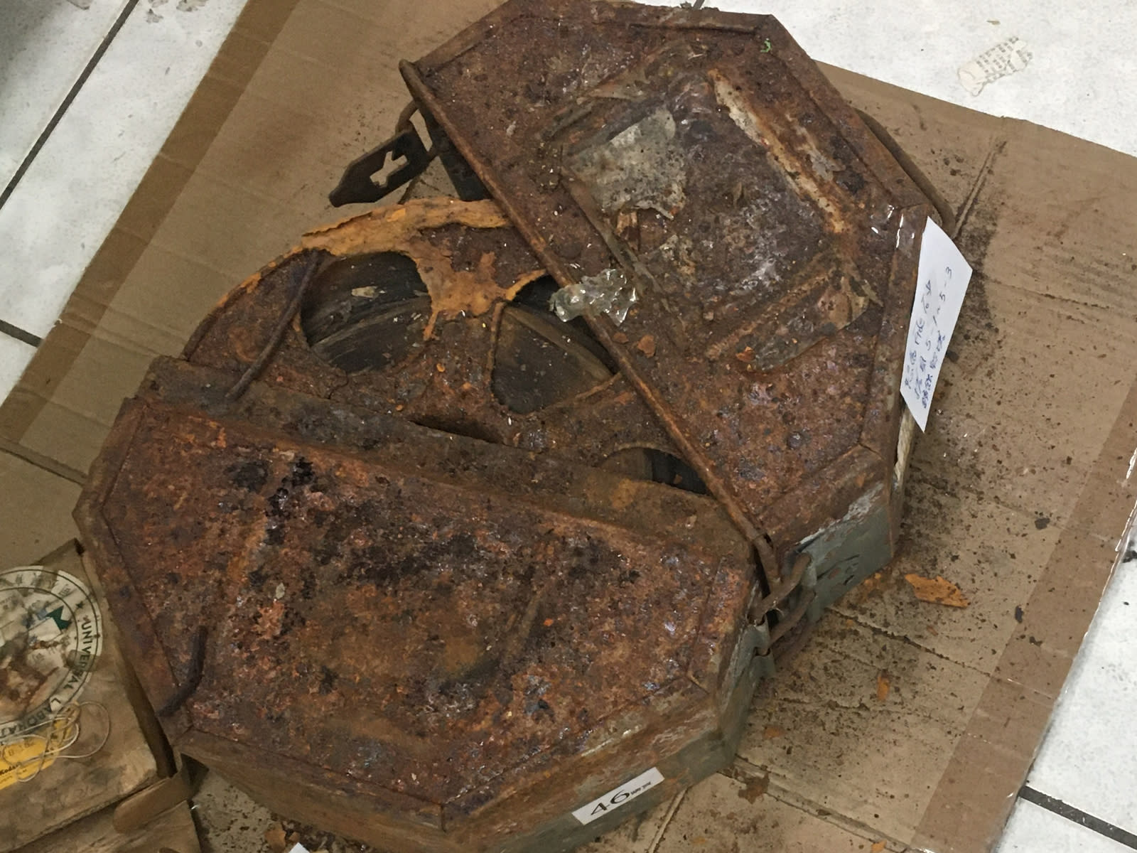 嚴重劣化之電影膠卷。膠卷素材壽命可長達數百年，但私人保存環境下難以達到適當保存條件，當膠卷劣化至如此狀況時，其中的影像與聲音幾乎無法搶救。(圖/蔡孟均攝影)