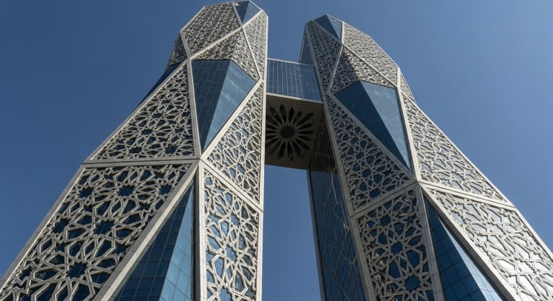 واجهة مبنى عصري في الرياض حيث يقدم محامي امتياز تجاري أو محامي فرنشايز السعودية خدماته.