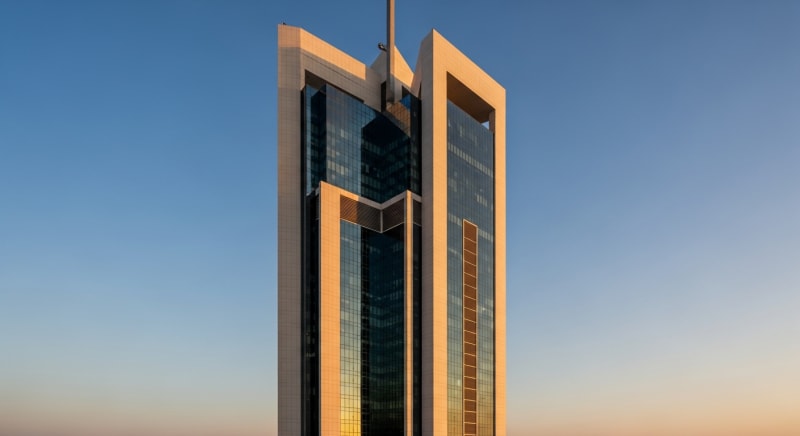 مبنى شركات حديث في السعودية يمثل بيئة العمل الاحترافية التي يعمل بها كل محامي تجاري الرياض.