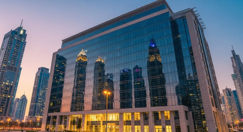 واجهة مبنى مكاتب حديثة في دبي، مثال على المقرات المتاحة بعد فتح شركة في دبي للاجانب.