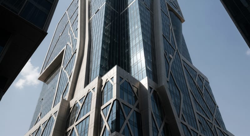 واجهة مبنى عصري في الرياض يمثل المقر المثالي بعد إتمام تأسيس شركة أجنبية في السعودية.