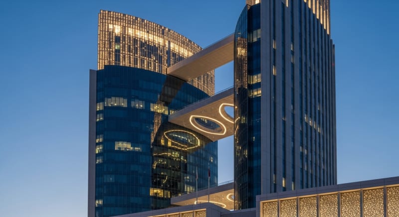 مبنى محكمة عصرية في الخليج يمثل الجهة التي تنظر في مسائل أتعاب المحاماة في القضايا العمالية.