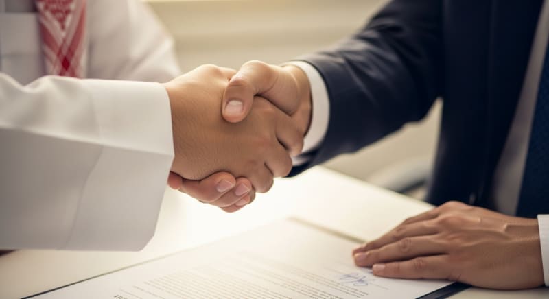 مصافحة عمل ترمز للاتفاق النهائي حول رسوم تأسيس شركة في السعودية.