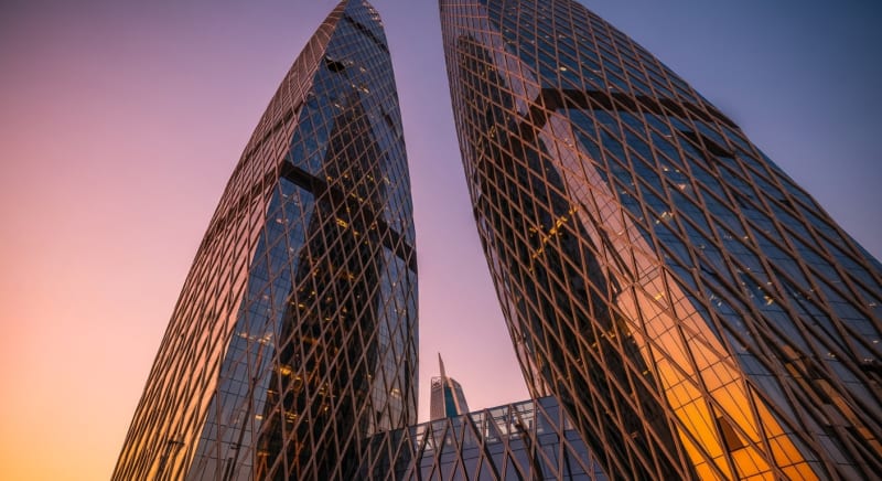 مبنى شركات حديث يعكس أهمية معرفة رسوم تأسيس شركة في السعودية للاستثمار.