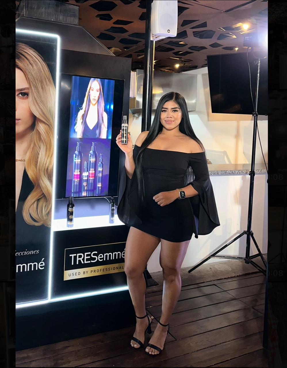 foto de la modelo o edecan Alejandra Deras