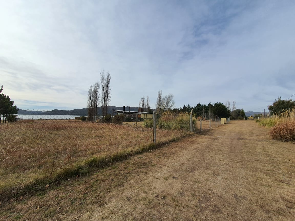 Espectacular lote de 1800 m2 sobre la costa del Lago