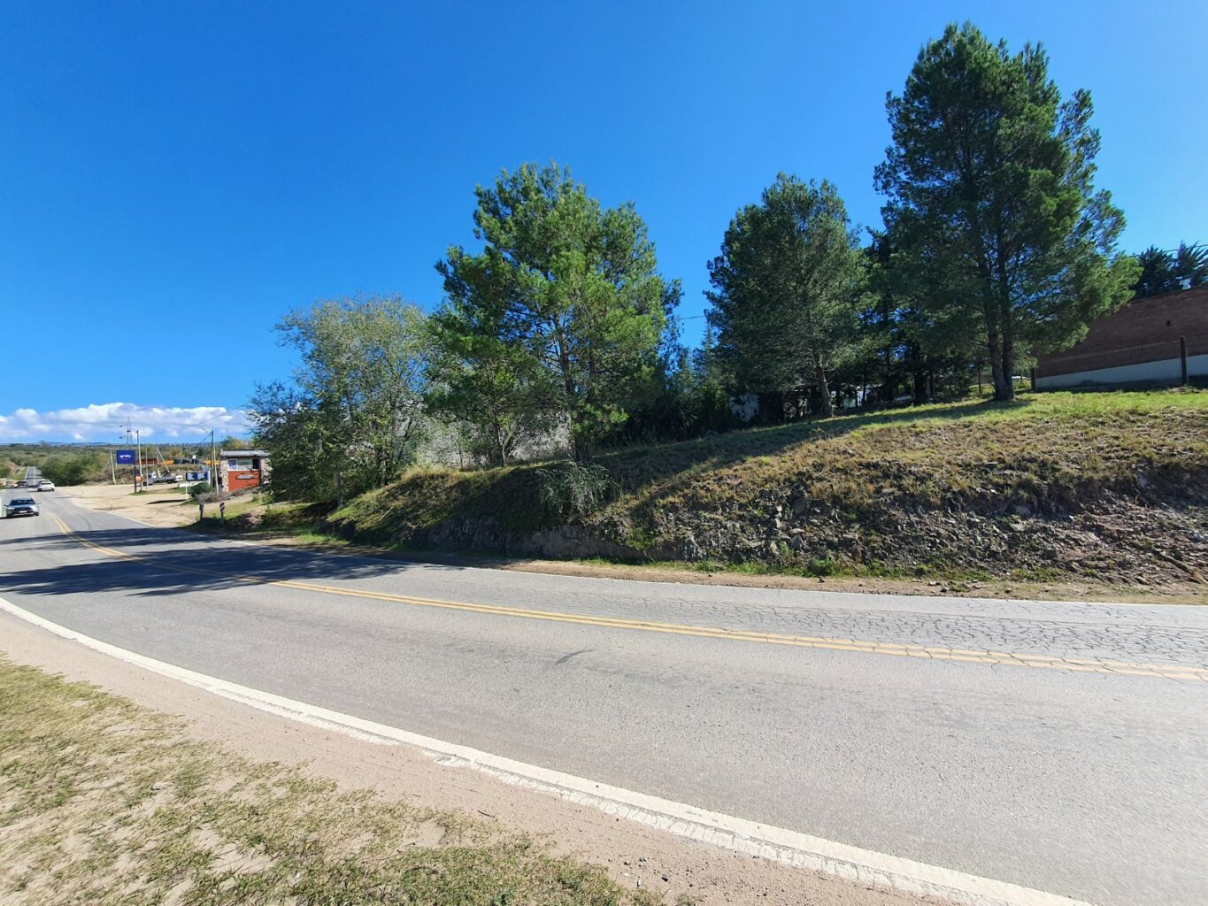 2 lotes (901m2 y 1.066m2) sobre ruta y a 250 metros del Lago Los Molinos