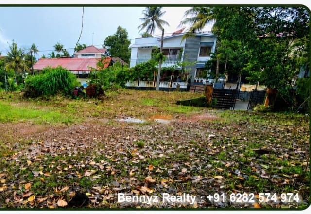 Land for sale by owner in Kumaranalloor, Kottayam