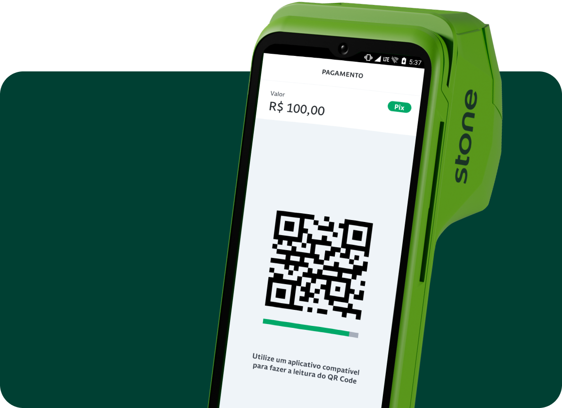 máquina de cartão no primeiro plano e com qr code na tela e um fundo verde