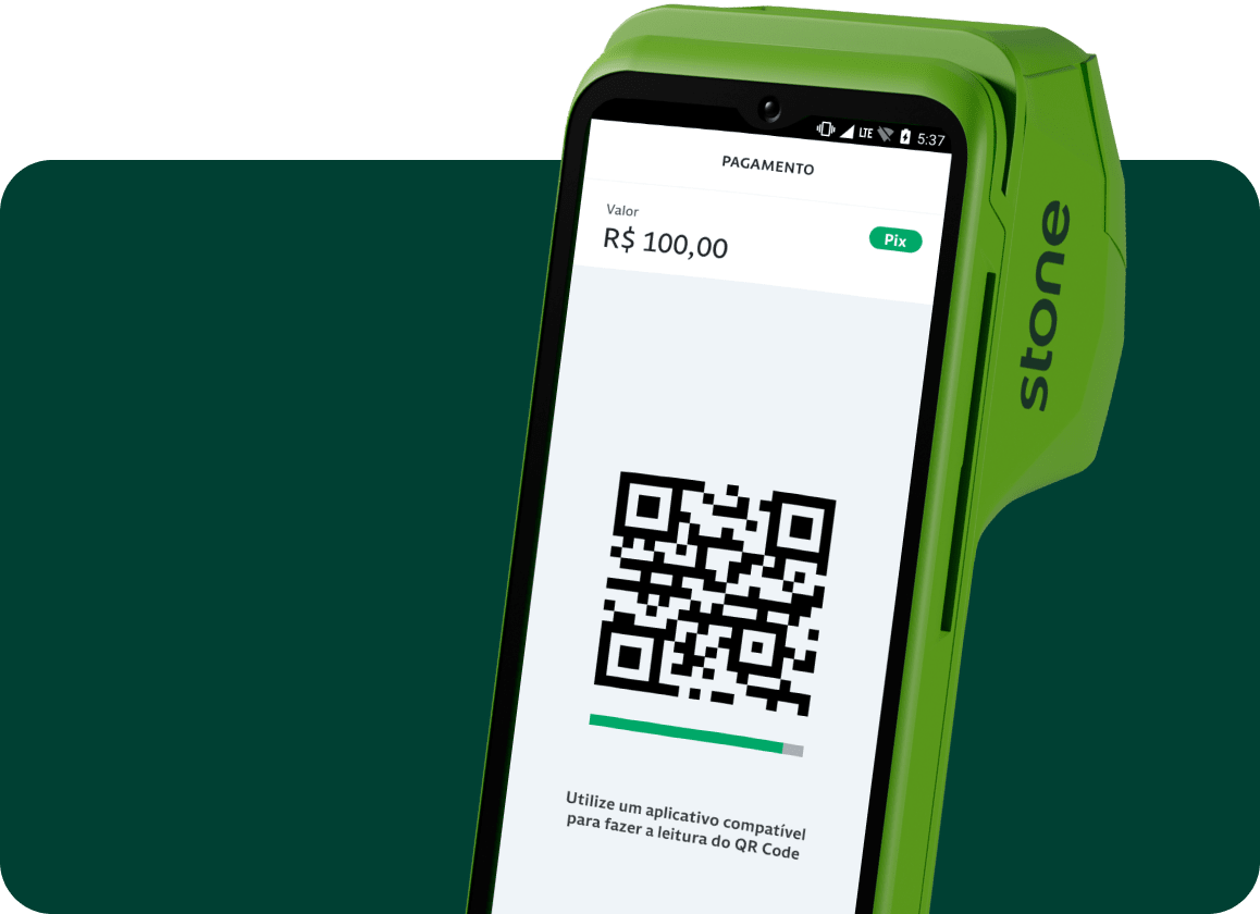 máquina de cartão no primeiro plano e com qr code na tela e um fundo verde