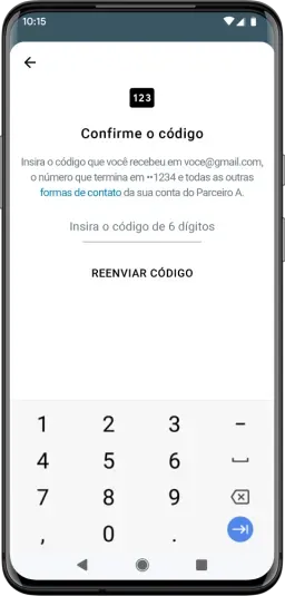 Celular com o Whatapp Business aberto para confirmar o código.