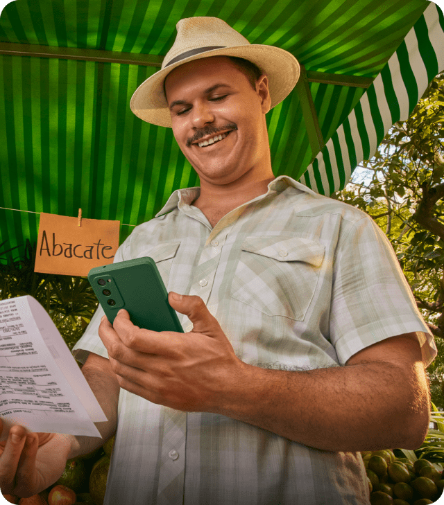 Empreendedor Mineiro do Queijo segurando a sua máquina de cartão da Stone