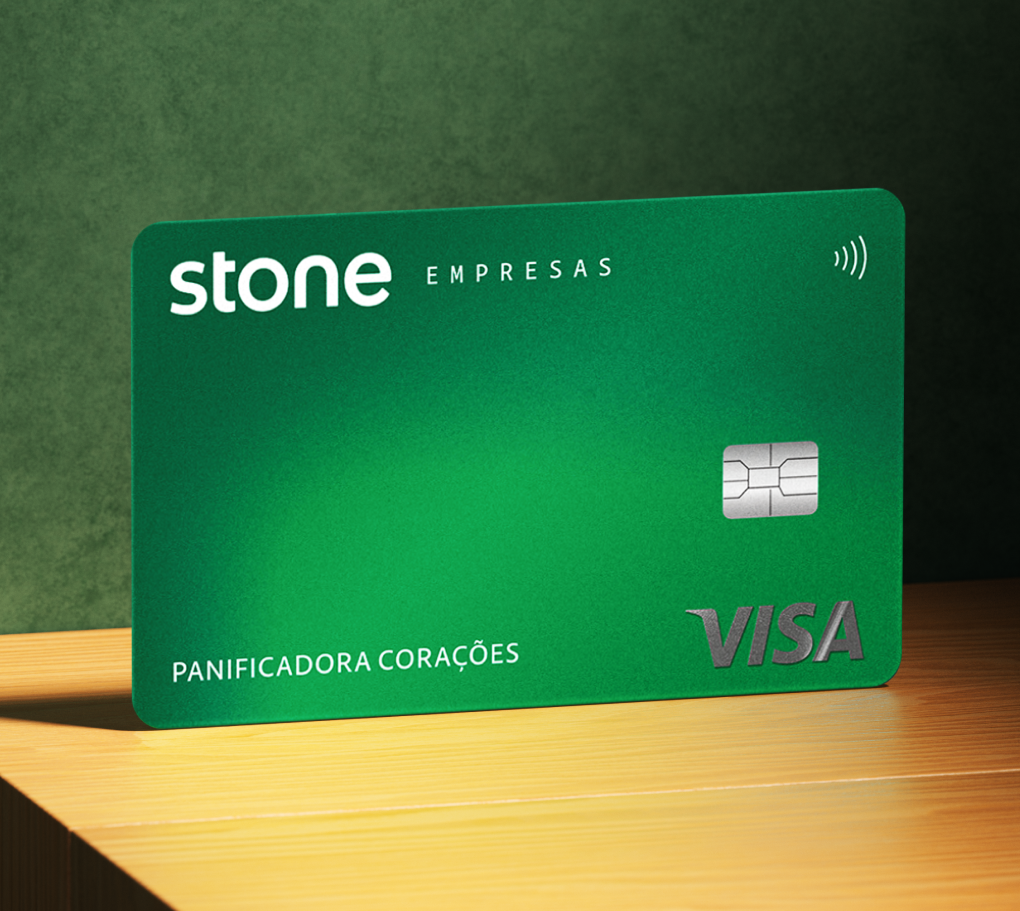 O cartão Stone Empresarial com a bandeira da Visa e o nome da Panificadora Corações em um fundo verde.