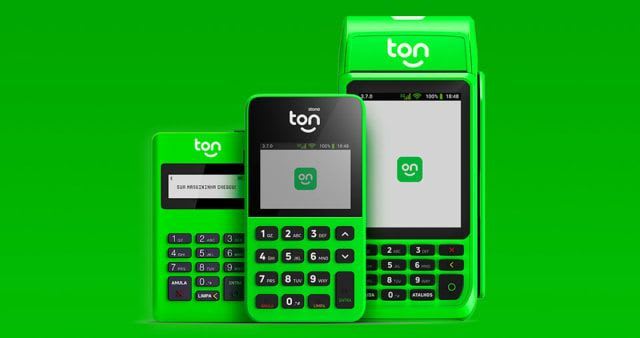 Três Maquininhas de Cartão do Ton em um fundo verde. 