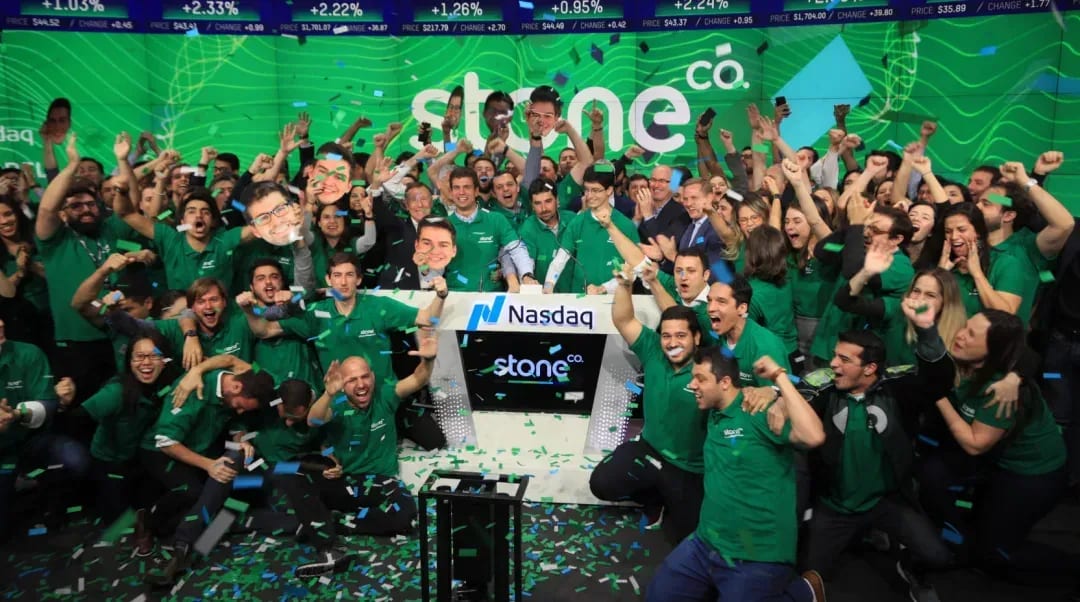Imagem que marca a entrada da Stone no mercado de Capitais, com aproximadamente 200 pessoas na foto comemorando. 
