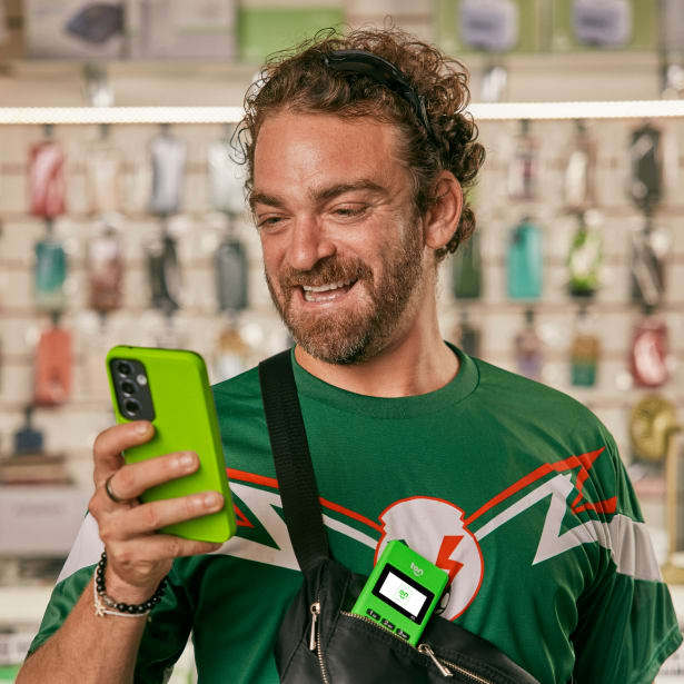 Empreendedor do posto de combustivel segurando a Máquina de Cartão Stone