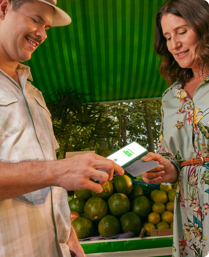 Homem utilizando um celular para escanear um QR code de uma comanda de uma mulher