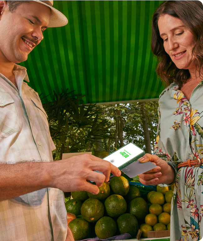 Homem utilizando um celular para escanear um QR code de uma comanda de uma mulher