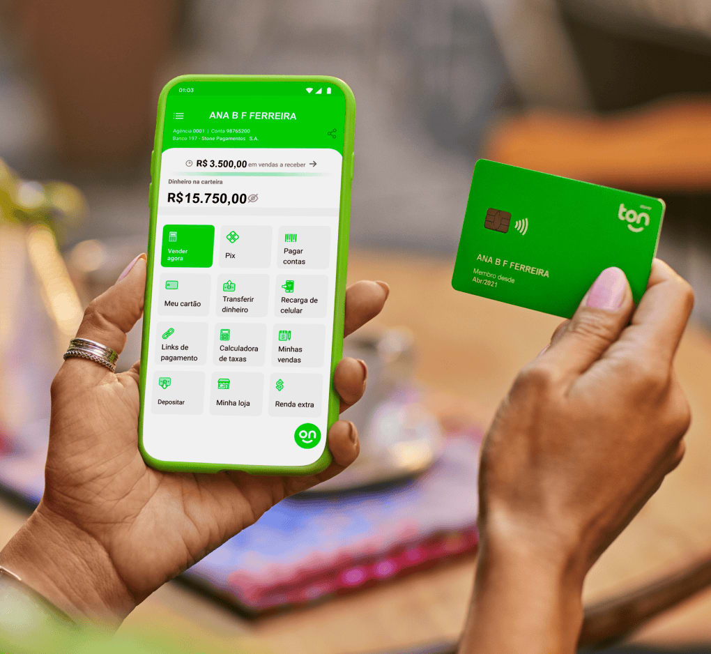 Empreendedor segurando na sua mão esquerda o celular com o app do Ton aberto e na mão direita o cartão do Ton