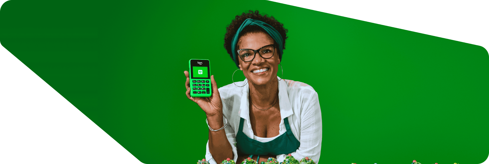 Empreendedora segurando a sua maquininha de cartão do Ton