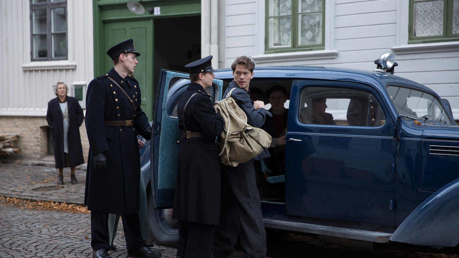 Den største forbrydelse backdrop