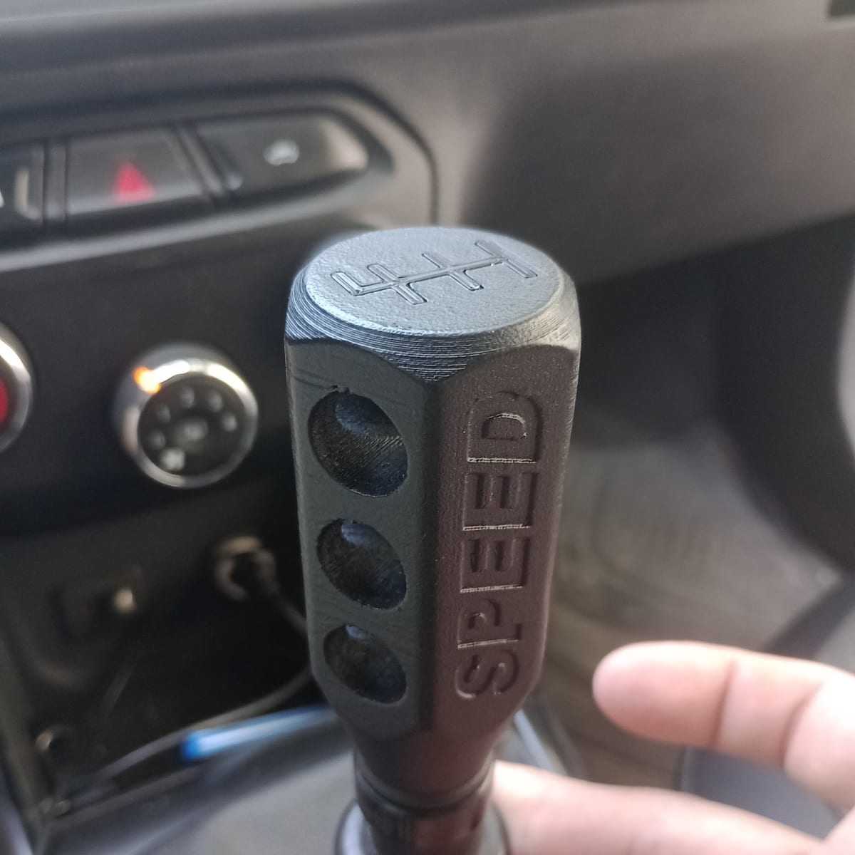Close de peça impressa em 3D instalada no painel de um carro, trabalho da Dolzanes 3D Store