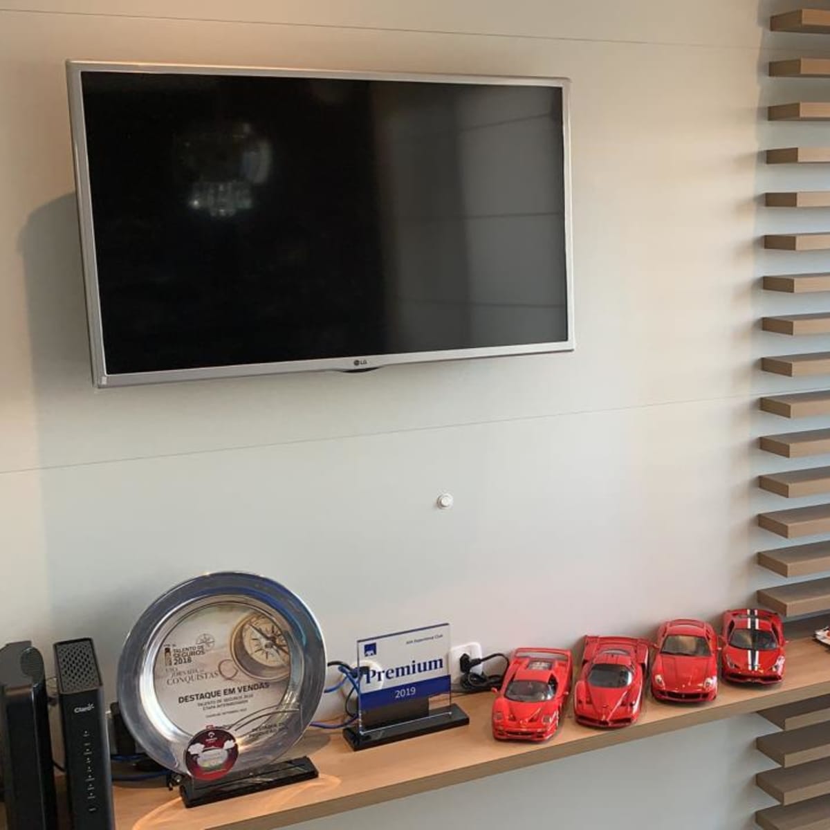 Detalhe da P&R Corretora de Seguros, na Av. República Argentina, em Curitiba