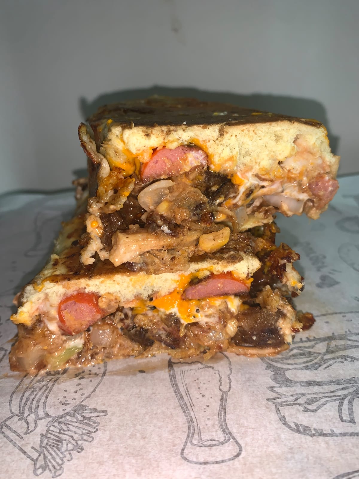 Lanche recheado da Beiçola Dogão Burguer, servido em Caruaru
