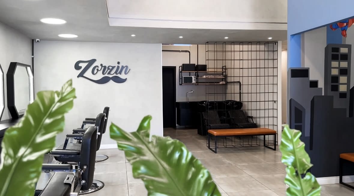 Corte de cabelo na Barbearia Zorzin, Jaú SP