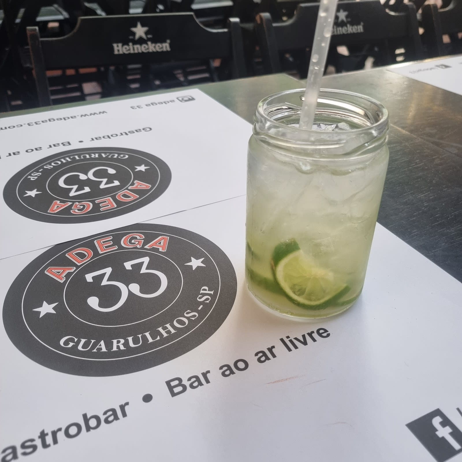 Bebidas servidas na Adega 33, bar no Jardim Barbosa, em Guarulhos