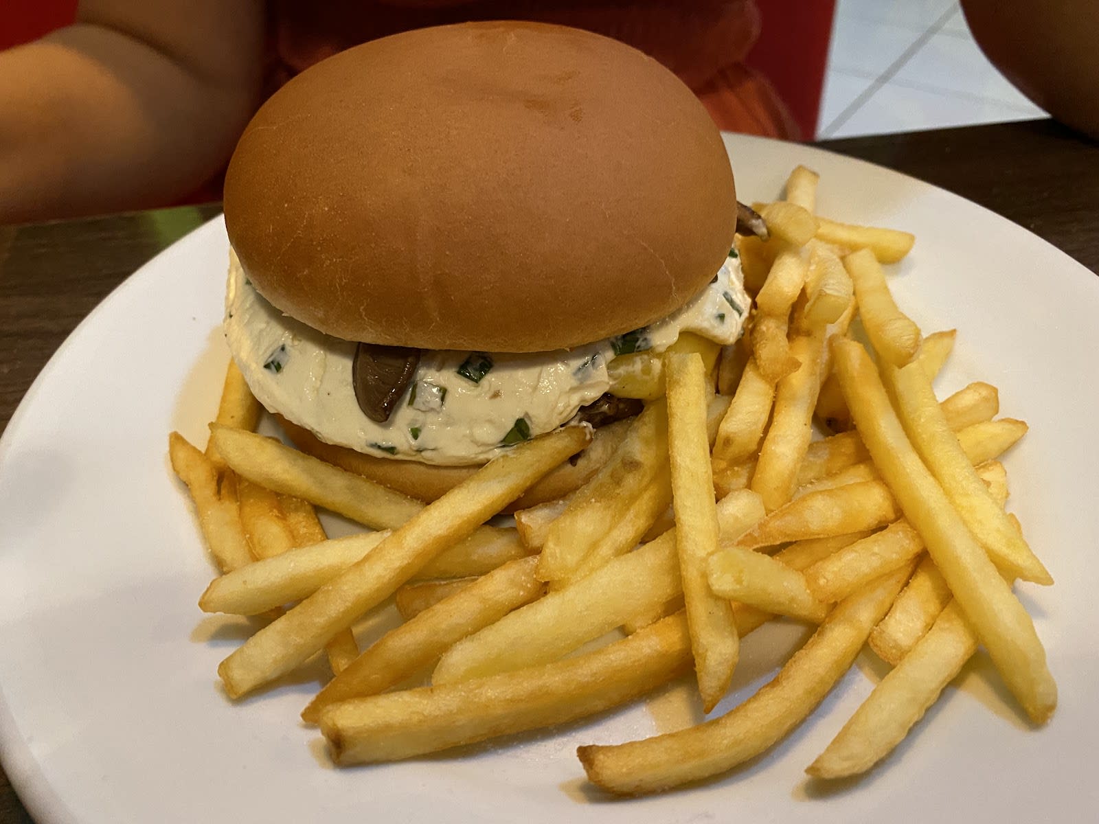 Hambúrguer artesanal do Red Burger Jaú em close, com queijo e ingredientes selecionados
