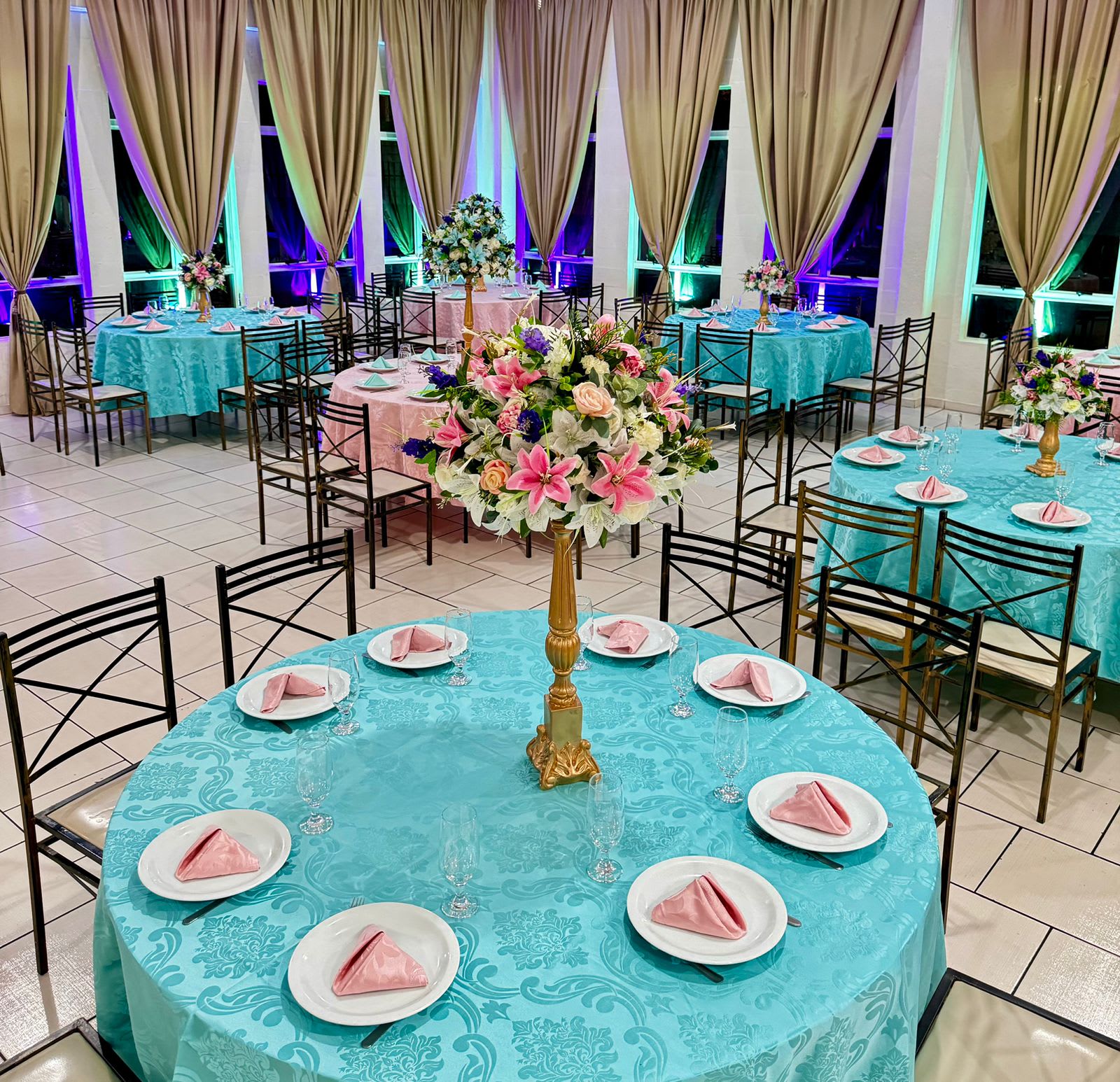 Ambiente do salão do Max Eventos preparado para receber convidados, em Curitiba