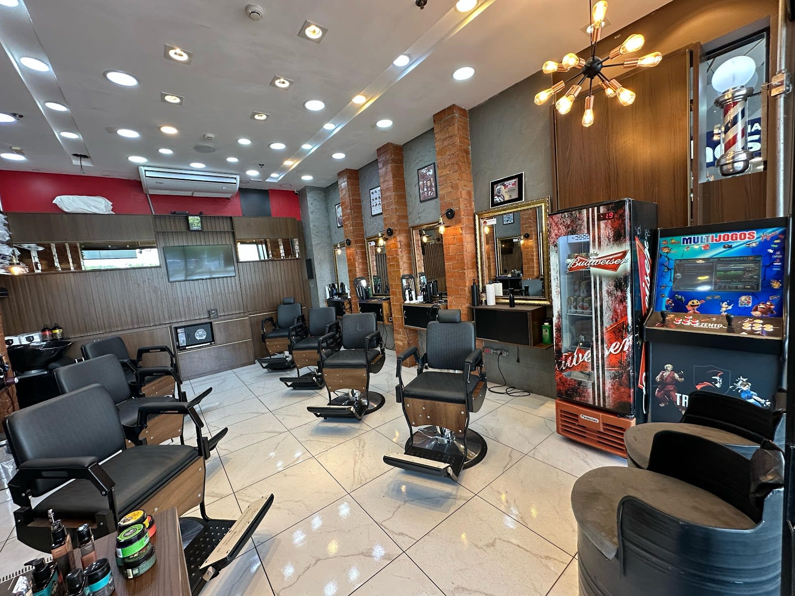 Detalhe de tesoura e pente profissional na Trezentos Barber Shop