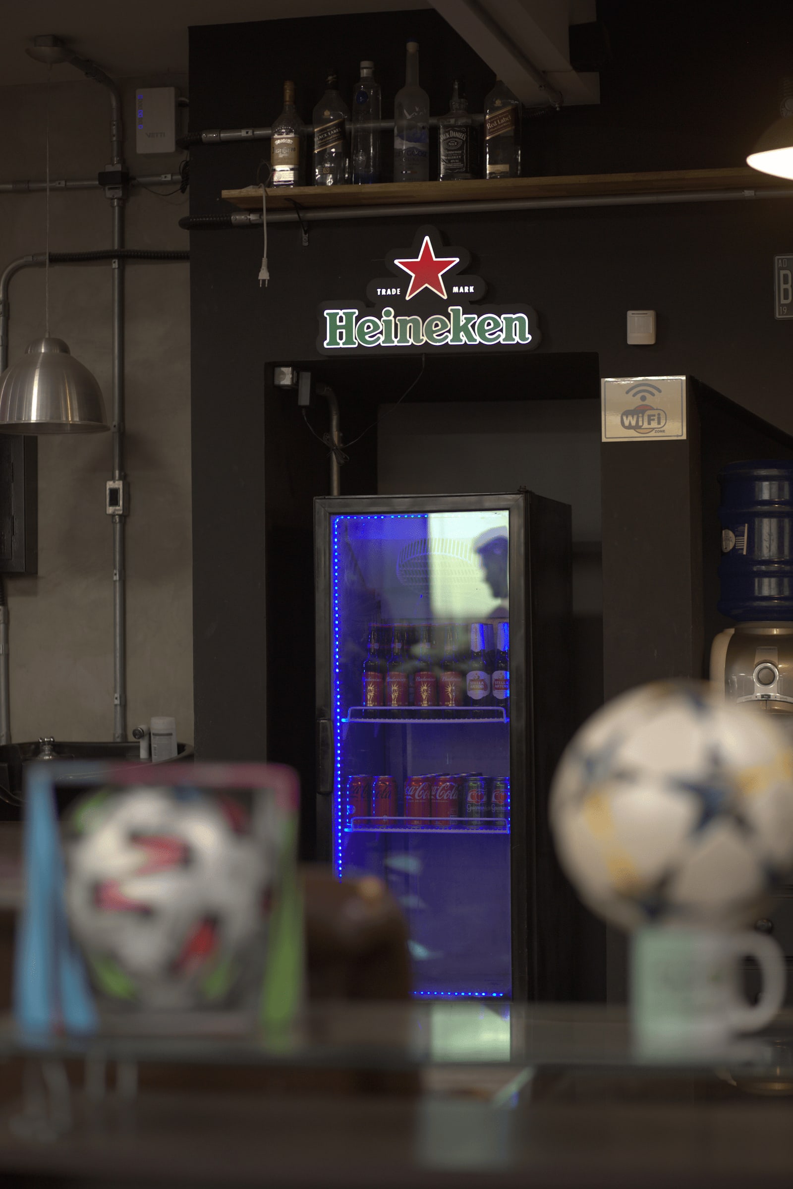 Barbeiro da Barbearia Jahu trabalhando com navalha e técnica apurada