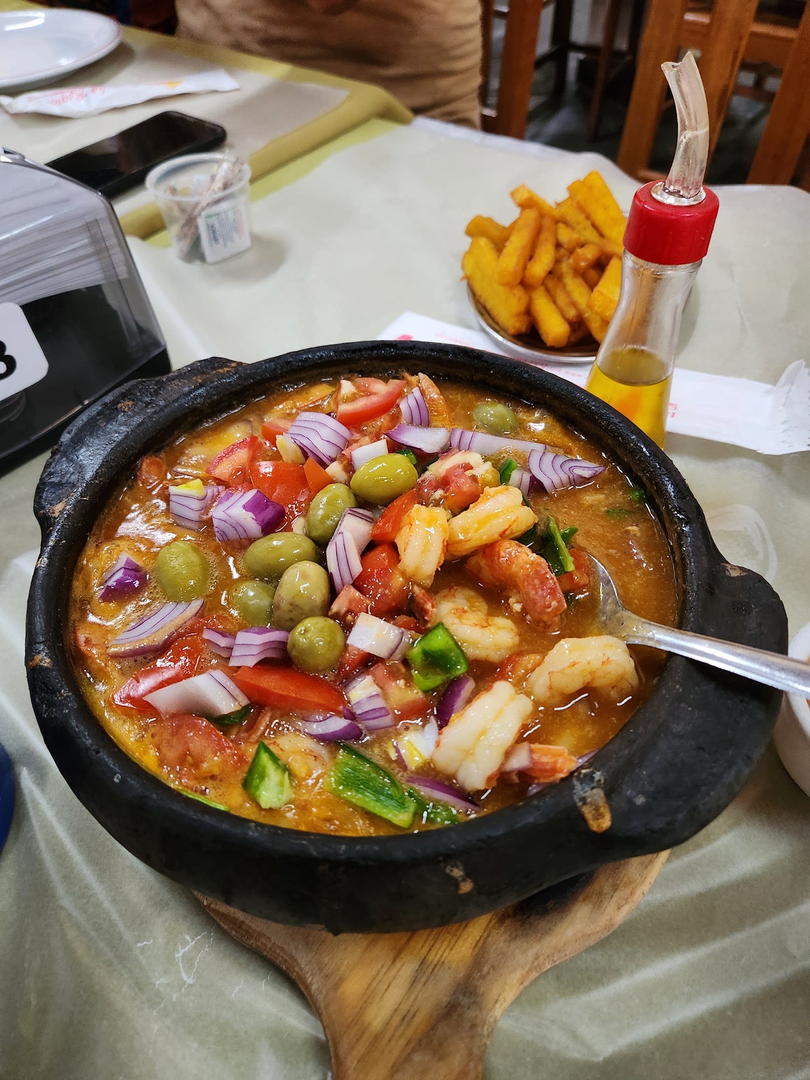 Comida servida no Restaurante Cascudão, em Itaperuna (RJ)