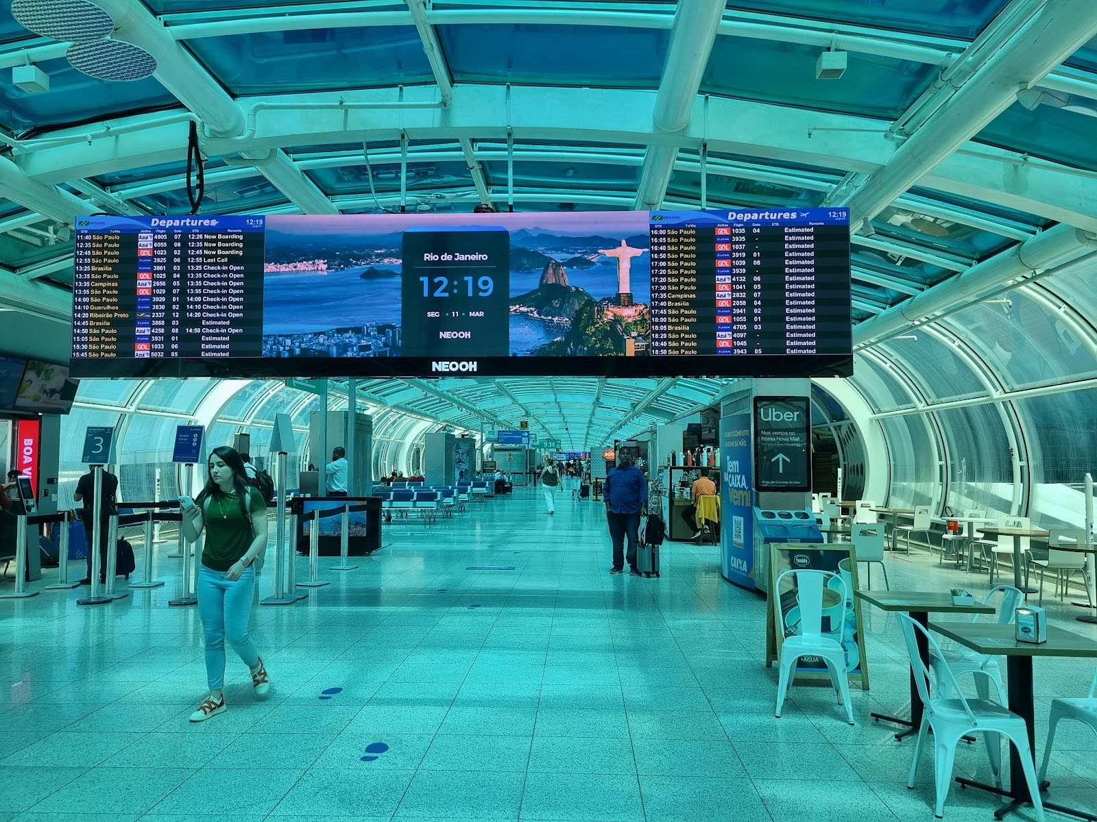 Pista e pátio do Aeroporto Santos Dumont com a paisagem do Rio de Janeiro ao fundo