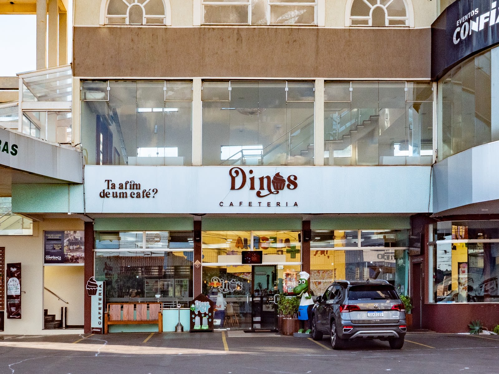Ambiente interno da Dinos Cafeteria, decoração aconchegante em Jaú, SP