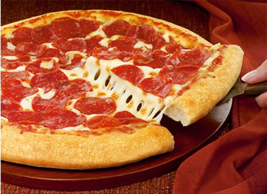 Pizza artesanal do Benedetto Forno, assada no forno a lenha em Serra Negra