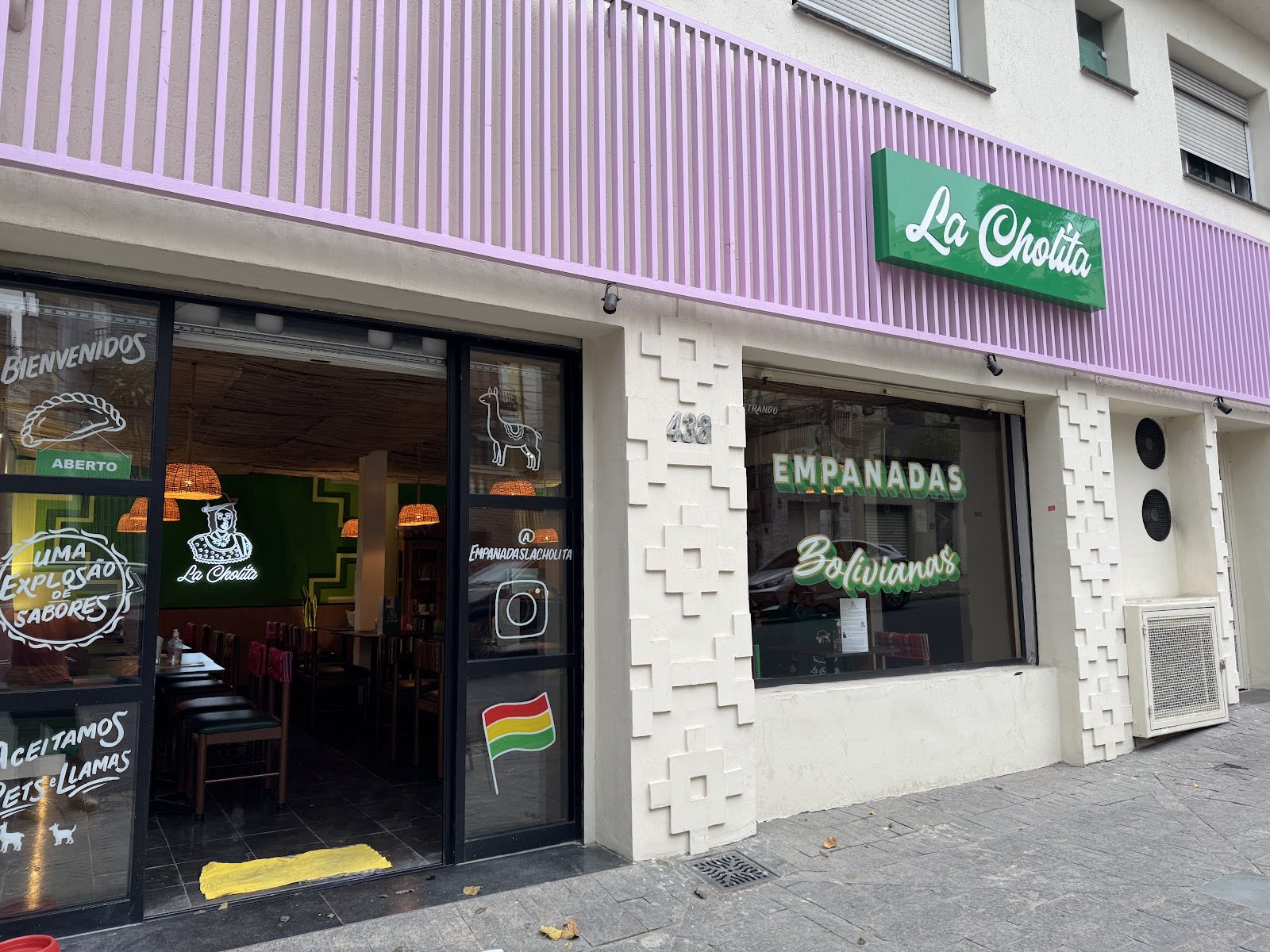 Empanadas da La Cholita dispostas em bandeja — São Paulo