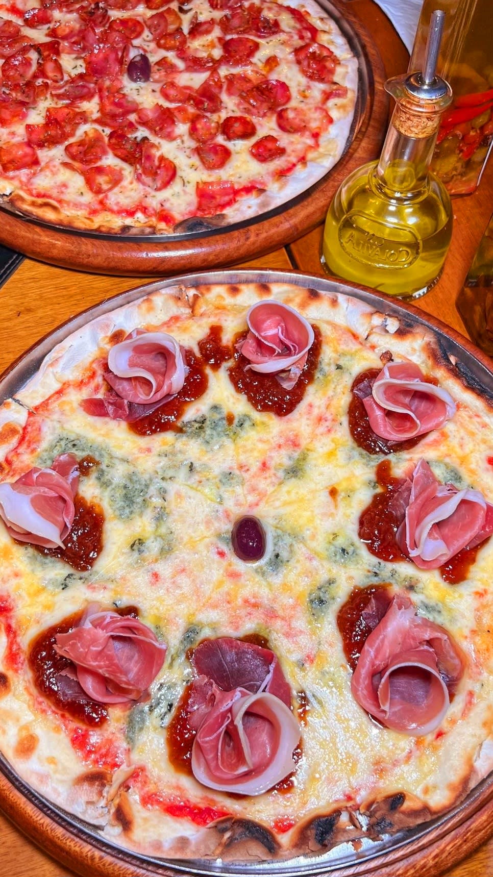 Detalhe de pizza artesanal da Soggiorno Pizzaria