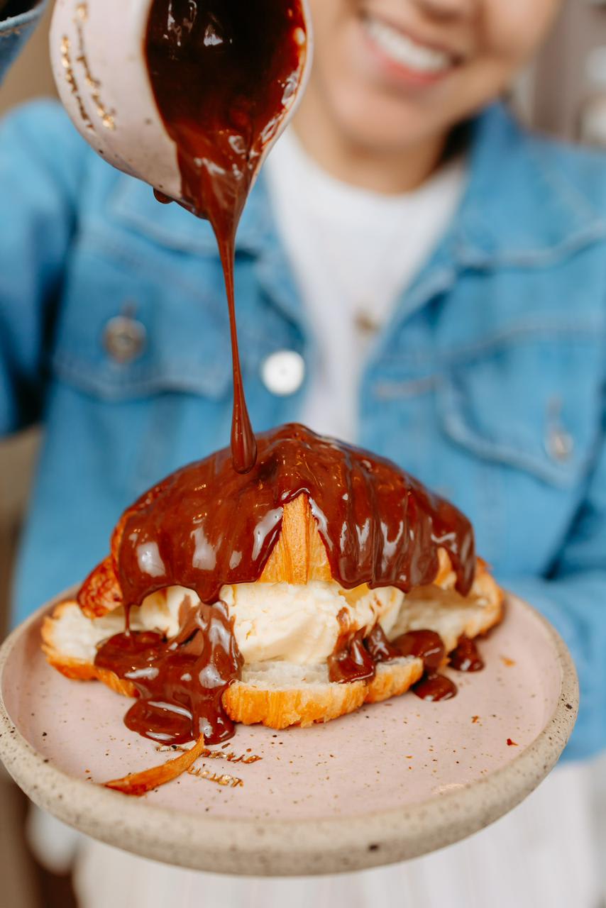 Mesa posta com produtos artesanais do Empório Gourmet em Jaú