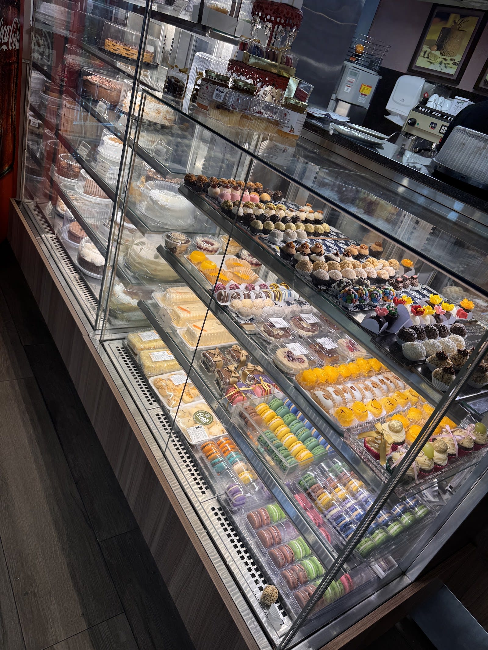 Mesa com doces e salgados do buffet da Confeitaria Dona Inês em Porto Alegre