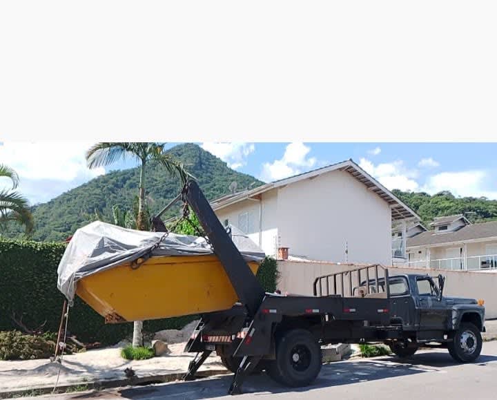 Caçamba da SOS Caçambas sendo retirada por caminhão em Caraguatatuba - SP