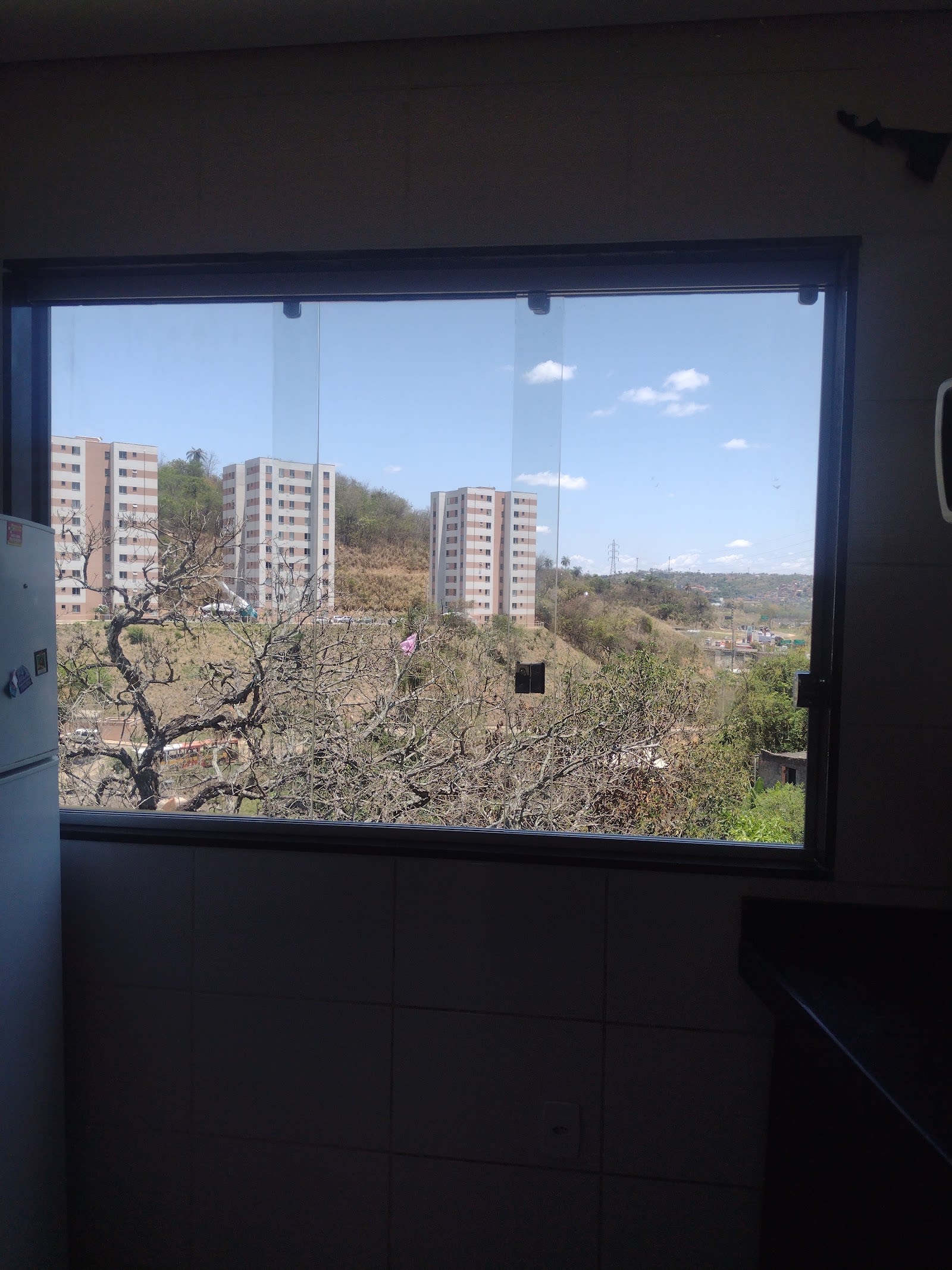 Detalhe de acabamento em vidro feito pela Vidrosistem Vidraçaria