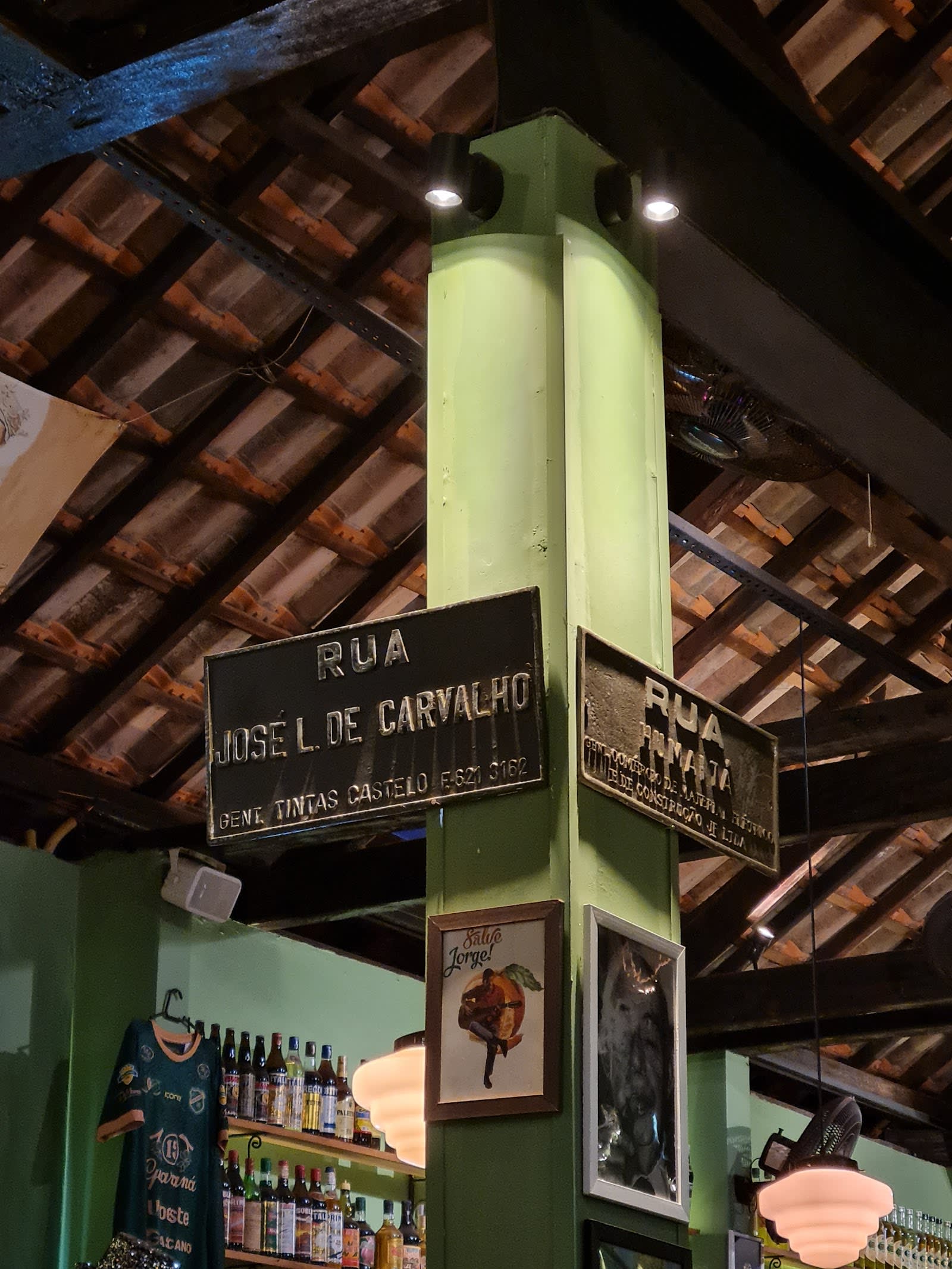 Mesa e decoração do Adelaide Bar em Jaú