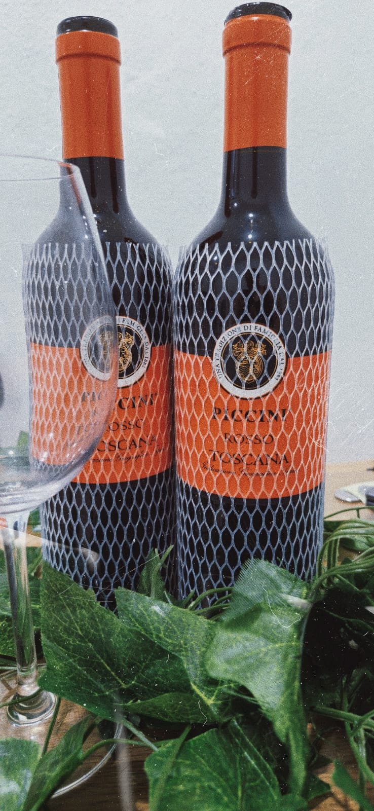 Interior da La Maison du Vin com garrafas de vinho expostas, Centro do Rio de Janeiro