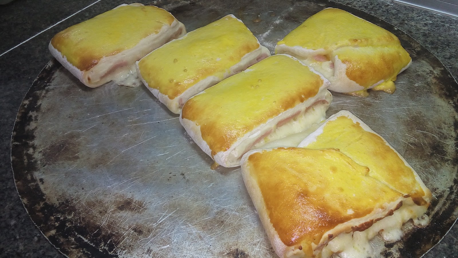Pizza bem recheada da Pizzaria Laiane Barra, em Barra de São João (RJ)